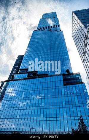 The Spiral, 66 Hudson Boulevard, vista ad angolo basso, Hudson Yards, New York City, New York, Stati Uniti Foto Stock