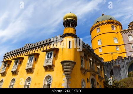 Il colorato Palácio da pena, il famoso palazzo e una delle sette meraviglie del Portogallo Foto Stock