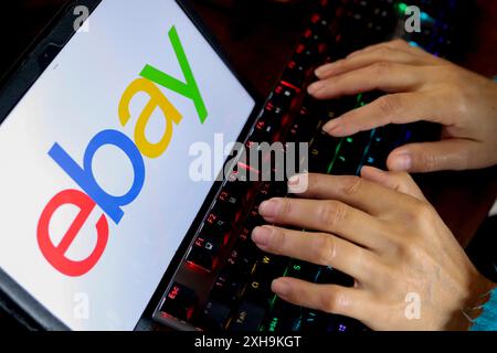 Paraguay. 12 luglio 2024. In questa immagine, una persona digita accanto al logo eBay visualizzato sullo schermo di un tablet. (Credit Image: © Jaque Silva/SOPA Images via ZUMA Press Wire) SOLO PER USO EDITORIALE! Non per USO commerciale! Foto Stock