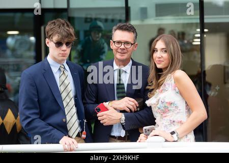 Ascot, Berkshire, Regno Unito. 12 luglio 2024. Sostenitori dei fantini della corsa di beneficenza Foundation Developments Property Race Day presso l'ippodromo di Ascot presso l'ippodromo Summer Mile Property Raceday. Crediti: Maureen McLean/Alamy Live News Foto Stock