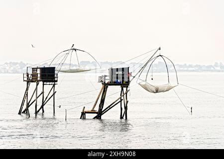 Tradizionale sollevamento carrelet net Capanna di pesca. Saint-Michel-Chef-Chef beach, Loire-Atlantique, Francia. La Passera di mare puzzava di calamari suola anguilla Foto Stock