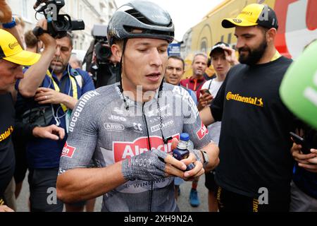 Tour de France 2024 tappa 13 - venerdì 12 luglio 2024 Agen > Pau Jasper Philipsen (Alpecin-Deceuninck) festeggia dopo aver vinto la tappa in un finale sprint. Foto Tim Van Wichelen/Pool/GodingImages credito: Peter Goding/Alamy Live News Foto Stock