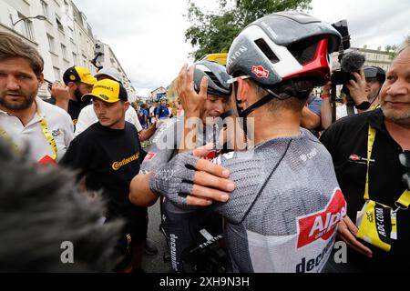 Tour de France 2024 tappa 13 - venerdì 12 luglio 2024 Agen > Pau Jasper Philipsen (Alpecin-Deceuninck) festeggia dopo aver vinto la tappa in un finale sprint. Foto Tim Van Wichelen/Pool/GodingImages credito: Peter Goding/Alamy Live News Foto Stock