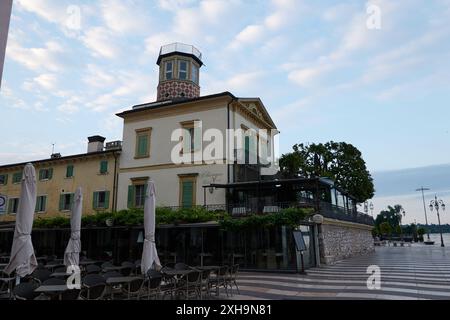 Lazise, Italia - 15 giugno 2024 - magica mattinata sul Lago di Garda. Passeggiata vuota a Lazise Foto Stock