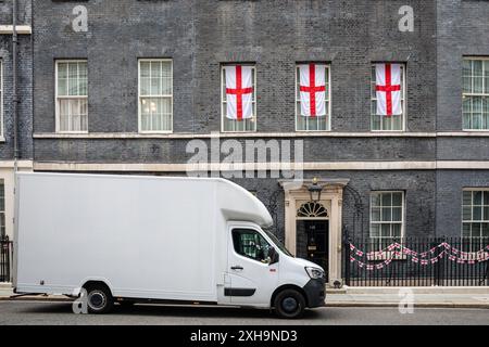 Londra, 12 luglio 2024. L'appaltatore e i furgoni sono stati parcheggiati a Downing Street per gran parte del pomeriggio di oggi. Anche se non era chiaro se i veicoli fossero direttamente collegati al nuovo PM che si spostava a Downing Street, gli appaltatori sembravano portare grandi oggetti dentro e fuori sia dal n. 10 che dall'11 prima che i furgoni partissero. Crediti: Imageplotter/Alamy Live News Foto Stock