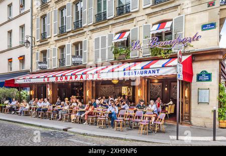 Clienti sulla terrazza del café Restaurant "le Bonaparte" all'angolo tra rue Bonaparte e rue Guillaume Appolinaire, Parigi 75006, Francia. Foto Stock