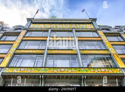 Facciata decorativa del negozio di accessori di moda duty-free Samaritaine in rue de la Monnaie, Parigi 75001, Francia. Foto Stock