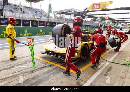 83 KUBICA Robert (pol), SHWARTZMAN Robert (isr), YE Yifei (chn), AF Corse, Ferrari 499P #83, Hypercar, pit stop durante la 6 ore Rolex 2024 di San Paolo, 5° round del Campionato Mondiale Endurance FIA 2024, dal 12 al 14 luglio 2024 sull'autodromo Jose Carlos Pace di Interlagos, Brasile Foto Stock