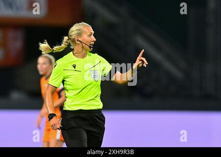 Sittard, Paesi Bassi. 12 luglio 2024. SITTARD, 12-07-2024, fortuna Sittard Stadium. Partita di qualificazione femminile dei Campionati europei UEFA 2025. Paesi Bassi - Italia. Arbitro Tess Olofsson credito: Pro Shots/Alamy Live News Foto Stock