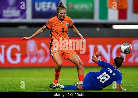 Sittard, Paesi Bassi. 12 luglio 2024. SITTARD, PAESI BASSI - 12 LUGLIO: L'Italia Arianna Caruso affronta Vivianne Miedema dei Paesi Bassi durante la partita di qualificazione UEFA EURO 2025 femminile tra Paesi Bassi e Italia al fortuna Sittard Stadion il 12 luglio 2024 a Sittard, Paesi Bassi. (Foto di Joris Verwijst/Orange Pictures) credito: Orange Pics BV/Alamy Live News Foto Stock