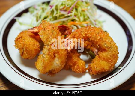 EBI Fry (gamberetti fritti giapponesi), Un popolare piatto "occidentale" giapponese, impanato e fritto in profondità, servito con salsa Tonkatsu o salsa tartara Foto Stock