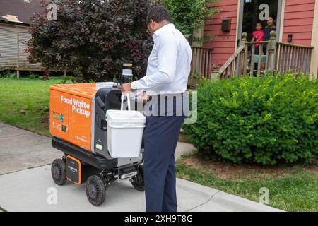 Detroit, Michigan - un robot autonomo sperimentale percorre le strade del quartiere Corktown di Detroit, raccogliendo rifiuti alimentari che fornisce Foto Stock