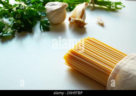 Prezzemolo italiano e spaghetti su sfondo bianco Foto Stock