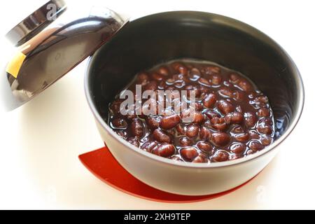 Zenzai servito su un piatto di lacca rossa, cibo giapponese fatto con fagioli azuki bollenti dolcificati con zucchero Foto Stock