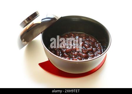 Zenzai servito su un piatto di lacca rossa, cibo giapponese fatto con fagioli azuki bollenti dolcificati con zucchero Foto Stock