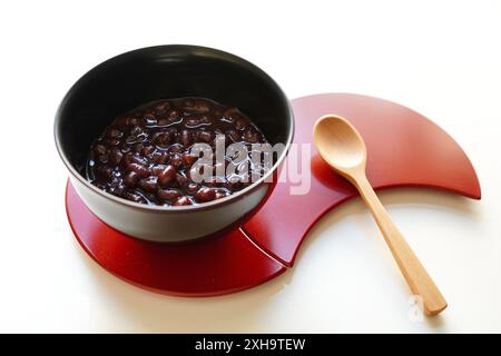 Zenzai servito su un piatto di lacca rossa, cibo giapponese fatto con fagioli azuki bollenti dolcificati con zucchero Foto Stock