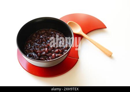 Zenzai servito su un piatto di lacca rossa, cibo giapponese fatto con fagioli azuki bollenti dolcificati con zucchero Foto Stock