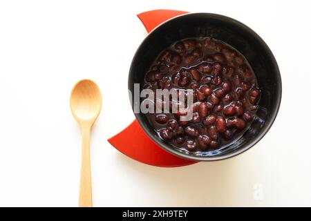 Zenzai servito su un piatto di lacca rossa, cibo giapponese fatto con fagioli azuki bollenti dolcificati con zucchero Foto Stock