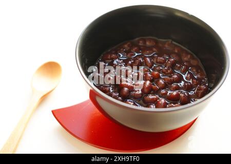 Zenzai servito su un piatto di lacca rossa, cibo giapponese fatto con fagioli azuki bollenti dolcificati con zucchero Foto Stock