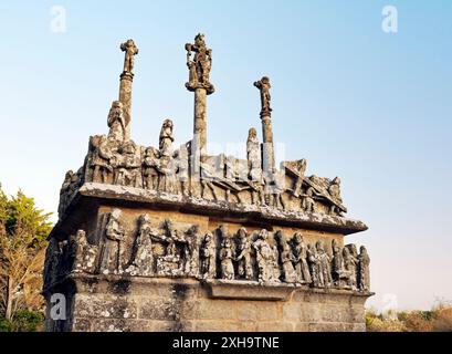 La vita di Cristo sculture in pietra. Parete ovest del XV C il calvario di Tronoen. Cappella di Notre Dame, Saint-Jean-Trolimon, Finisterre, Francia Foto Stock