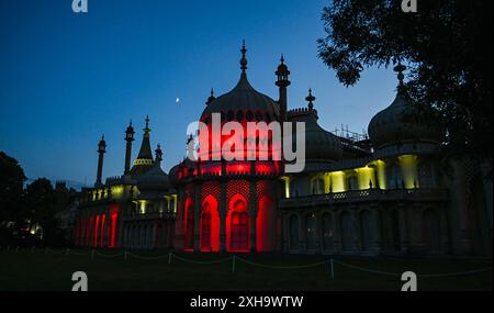 Brighton Regno Unito 12 luglio 2024 - il Royal Pavilion di Brighton si illumina di rosso e bianco al crepuscolo stasera pronto per la finale di Euro 2024 di domenica in cui l' Inghilterra affronta la Spagna in Germania . : Credit Simon Dack / Alamy Live News Foto Stock