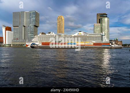 Rotterdam, Skyline an der Nieuwe Maas, Hochhäuser am Kop van Zuid Stadtteil, Kreuzfahrtschiff Aida prima Am Cruise Terminal, Niederlande Skyline Rotterdam *** Rotterdam, Skyline al Nieuwe Maas, grattacieli nel quartiere Kop van Zuid, nave da crociera Aida prima al terminal delle navi da crociera, Netherlands Skyline Rotterdam Foto Stock