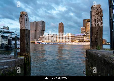 Rotterdam, Skyline an der Nieuwe Maas, Hochhäuser am Kop van Zuid Stadtteil, Kreuzfahrtschiff Aida prima Am Cruise Terminal, Niederlande, Skyline Rotterdam *** Rotterdam, Skyline al Nieuwe Maas, grattacieli nel quartiere Kop van Zuid, nave da crociera Aida prima al terminal delle navi da crociera, Paesi Bassi, Skyline Rotterdam Foto Stock