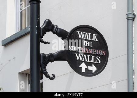 Bizzarro cartello Walk the Southampton Walls nel centro storico medievale di Southampton, Hampshire, Inghilterra, Regno Unito Foto Stock