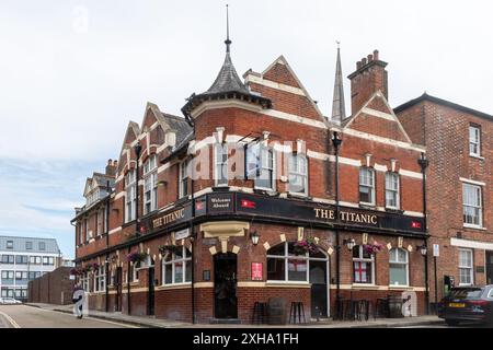 Il pub Titanic a Southampton, Hampshire, Inghilterra, Regno Unito, rinominato nel 2012 per celebrare il centenario del famoso affondamento della nave Foto Stock