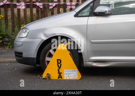 Morsetto per ruota DVLA su un'auto non tassata o su un veicolo su strada, Regno Unito Foto Stock