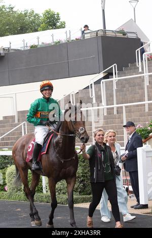 Ascot, Berkshire, Regno Unito. 12 luglio 2024. Roger Henry, a cavallo di Jockey Ellie Summers, si aggiudica la corsa di beneficenza per il giorno della corsa di beneficenza della Foundation Developments Property Race presso l'ippodromo di Ascot, presso l'ippodromo Summer Mile Property Raceday. Proprietario della Propulsion Racing, Chillout Syndicate, G Kelleway. Crediti: Maureen McLean/Alamy Live News Foto Stock