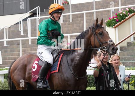 Ascot, Berkshire, Regno Unito. 12 luglio 2024. Roger Henry, a cavallo di Jockey Ellie Summers, si aggiudica la corsa di beneficenza per il giorno della corsa di beneficenza della Foundation Developments Property Race presso l'ippodromo di Ascot, presso l'ippodromo Summer Mile Property Raceday. Proprietario della Propulsion Racing, Chillout Syndicate, G Kelleway. Crediti: Maureen McLean/Alamy Live News Foto Stock