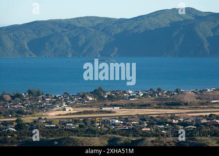 Vista della spiaggia di Paraparaumu e dell'aeroporto di Kapiti con le Isole Tokomapuna e Kapiti sullo sfondo, Kapiti, nuova Zelanda Foto Stock