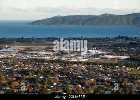 Vista dei sobborghi di Paraparaumu e dell'area commerciale con l'estremità meridionale dell'isola di Kapiti sullo sfondo, Kapiti, nuova Zelanda Foto Stock