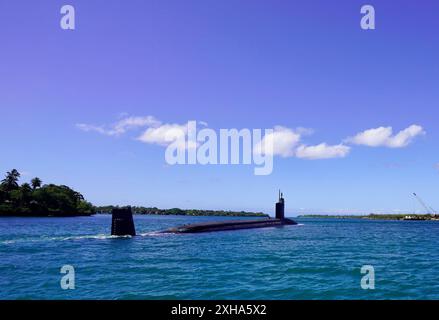 Il sottomarino d'attacco rapido classe Virginia USS Minnesota (SSN 783) inizia le prove in mare mentre transita a Pearl Harbor, Hawaii, il 20 giugno 2024. Il Minnesota è entrato in un attracco esteso Selected Restricted Availability (EDSRA) presso Pearl Harbor Naval Shipyard and Intermediate Maintenance Facility (PHNSY & IMF) quasi 25 mesi fa. Durante il periodo di manutenzione, il cantiere navale e l'equipaggio hanno eseguito il brillamento e il rivestimento dei serbatoi, la conservazione dello scafo, la propulsione e le riparazioni dei sistemi navali, l'ammodernamento e l'apporto di miglioramenti agli impianti meccanici ed elettrici. Dopo la certificazione, l'equipaggio lavorerà insieme Foto Stock