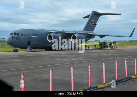 Un 911th Airlift Wing C-17 Globemaster III siede sulla linea di volo alla stazione di Leuchars, Scozia, durante l'esercitazione Reserve Steel, il 12 giugno 2024. Gli aviatori del 911th Aeromedical Evacuation Squadron e del 612th Squadron della Royal Auxiliary Air Force unirono le forze per l'esercitazione Reserve Steel IV per dimostrare processi e procedure nel movimento dei pazienti e nelle operazioni AE. (Foto U.S. Air Force di Tech. Sergente Timothy Leddick) Foto Stock