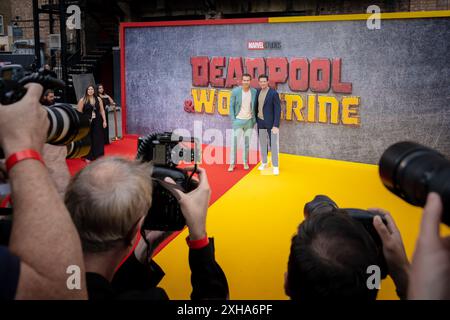 Londra, Regno Unito. 11 luglio 2024. I membri del cast Ryan Reynolds (L) e Hugh Jackman (R) partecipano alla sbirciatina inglese "Deadpool & Wolverine" all'Eventim Apollo, Hammersmith. Crediti: Guy Corbishley/Alamy Live News Foto Stock