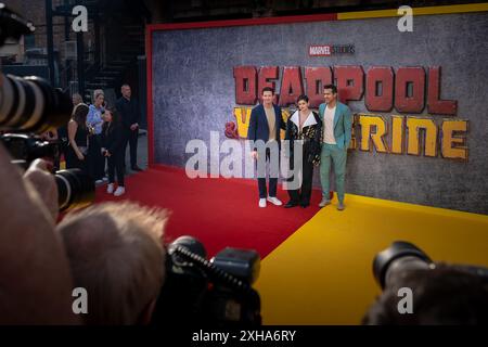 Londra, Regno Unito. 11 luglio 2024. (L-R) Hugh Jackman, Emma Corrin e Ryan Reynolds assistono alla sbirciatina inglese "Deadpool & Wolverine" all'Eventim Apollo, Hammersmith. Crediti: Guy Corbishley/Alamy Live News Foto Stock