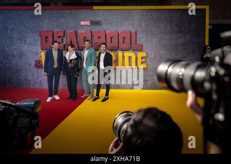 Londra, Regno Unito. 11 luglio 2024. (L-R) Hugh Jackman, Emma Corrin, Ryan Reynolds e Shawn Levy assistono alla sbirciatina inglese "Deadpool & Wolverine" all'Eventim Apollo, Hammersmith. Crediti: Guy Corbishley/Alamy Live News Foto Stock