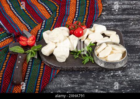 Formaggio misto a base di latte di capra e di pecora. Mix di pasta di formaggio e collage alimentare. Collezione di formaggi vari, miscela, assortimento. Foto Stock