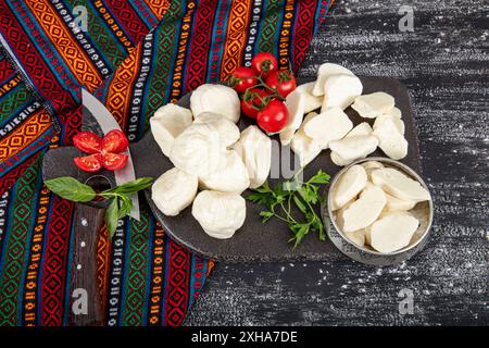 Formaggio misto a base di latte di capra e di pecora. Mix di pasta di formaggio e collage alimentare. Collezione di formaggi vari, miscela, assortimento. Foto Stock