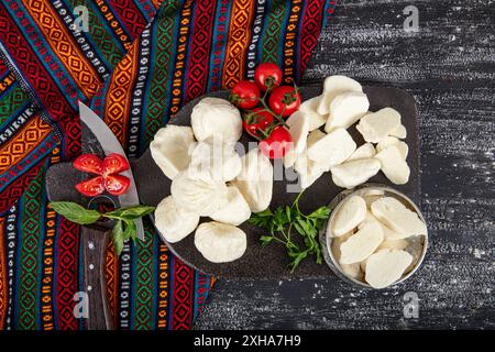 Formaggio misto a base di latte di capra e di pecora. Mix di pasta di formaggio e collage alimentare. Collezione di formaggi vari, miscela, assortimento. Foto Stock