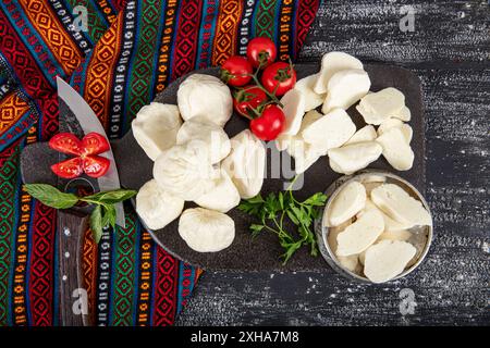 Formaggio misto a base di latte di capra e di pecora. Mix di pasta di formaggio e collage alimentare. Collezione di formaggi vari, miscela, assortimento. Foto Stock