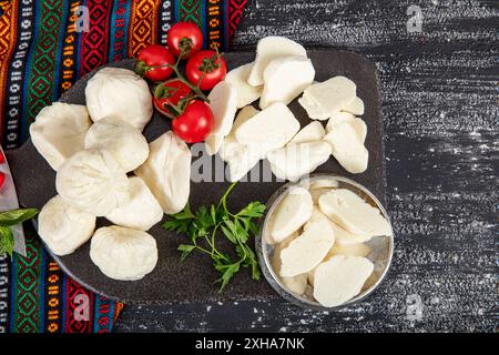 Formaggio misto a base di latte di capra e di pecora. Mix di pasta di formaggio e collage alimentare. Collezione di formaggi vari, miscela, assortimento. Foto Stock