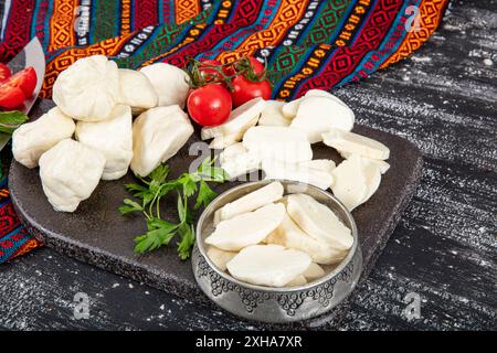 Formaggio misto a base di latte di capra e di pecora. Mix di pasta di formaggio e collage alimentare. Collezione di formaggi vari, miscela, assortimento. Foto Stock