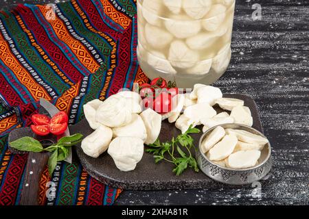 Formaggio misto a base di latte di capra e di pecora. Mix di pasta di formaggio e collage alimentare. Collezione di formaggi vari, miscela, assortimento. Foto Stock