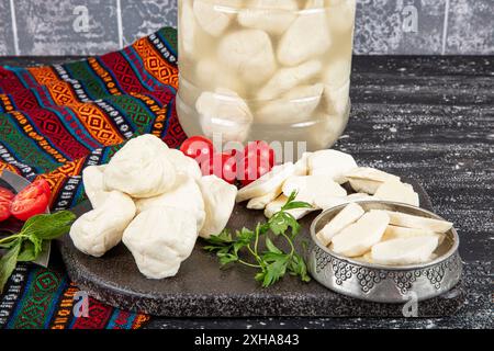 Formaggio misto a base di latte di capra e di pecora. Mix di pasta di formaggio e collage alimentare. Collezione di formaggi vari, miscela, assortimento. Foto Stock