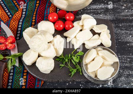 Formaggio misto a base di latte di capra e di pecora. Mix di pasta di formaggio e collage alimentare. Collezione di formaggi vari, miscela, assortimento. Foto Stock