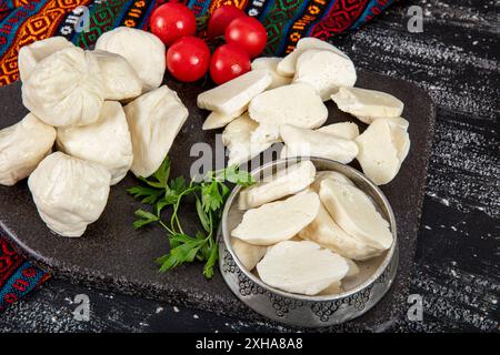 Formaggio misto a base di latte di capra e di pecora. Mix di pasta di formaggio e collage alimentare. Collezione di formaggi vari, miscela, assortimento. Foto Stock