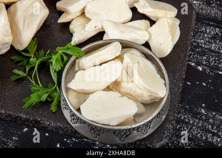 Formaggio misto a base di latte di capra e di pecora. Mix di pasta di formaggio e collage alimentare. Collezione di formaggi vari, miscela, assortimento. Foto Stock